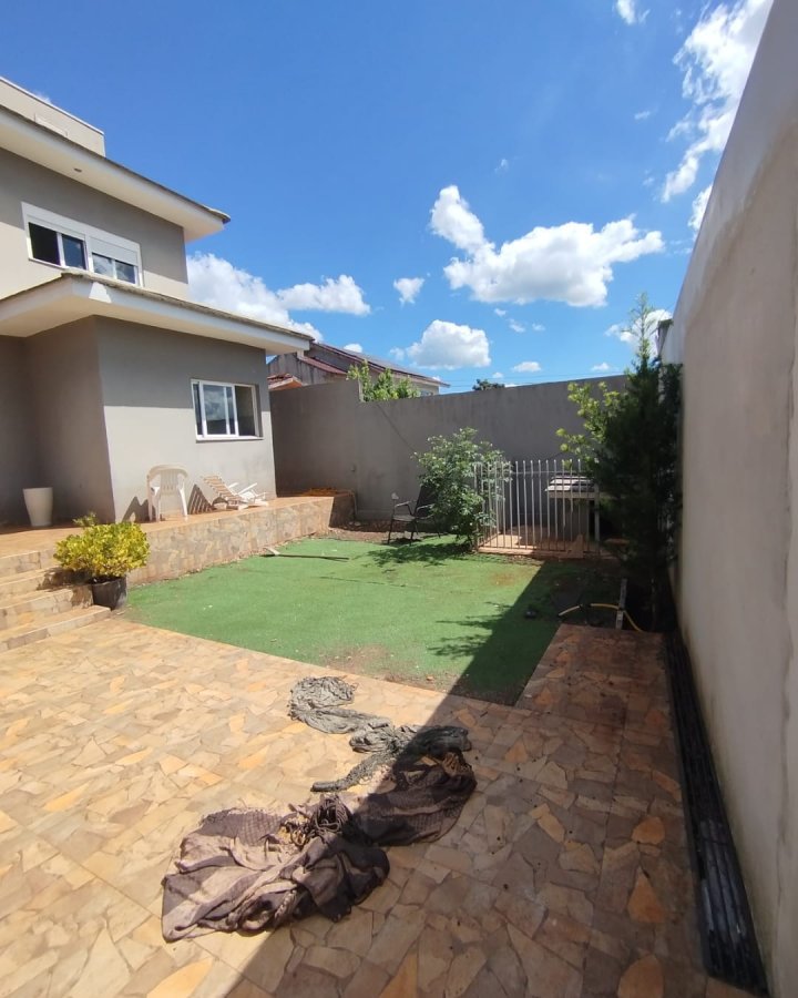 Casa à Venda- Vila Flores